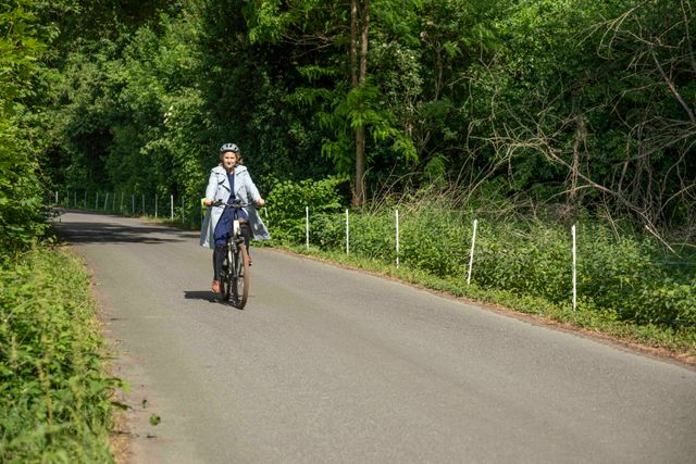 Katrin Eder fährt Fahrrad.